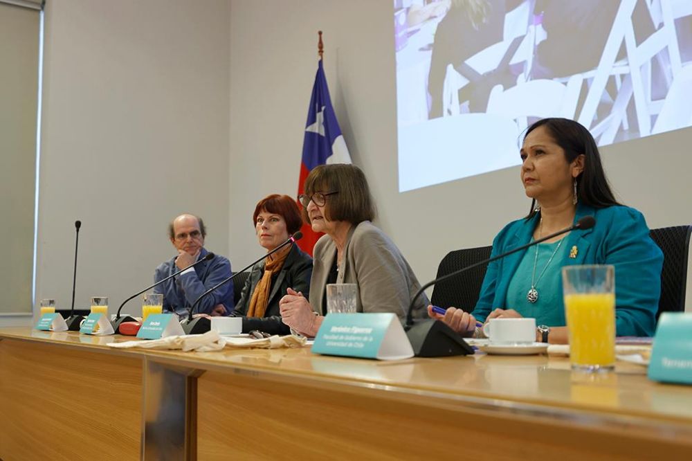 En la imagen podemos ver, de derecha a izquierda, a la profesora Verónica Figueroa Huencho, la rectora Rosa Devés y la prorrectora de la Universidad Católica, Marianne Krause. 